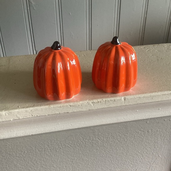 NWT- Set of 2- Vibrant Orange Pearl Glazed Porcelain Pumpkin Decorations - Picture 15 of 17